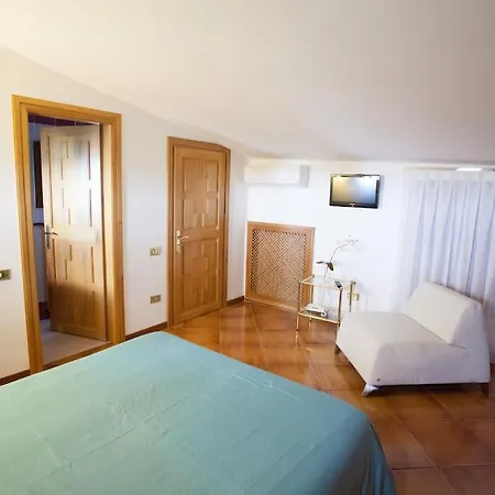 Aminta Villa *
